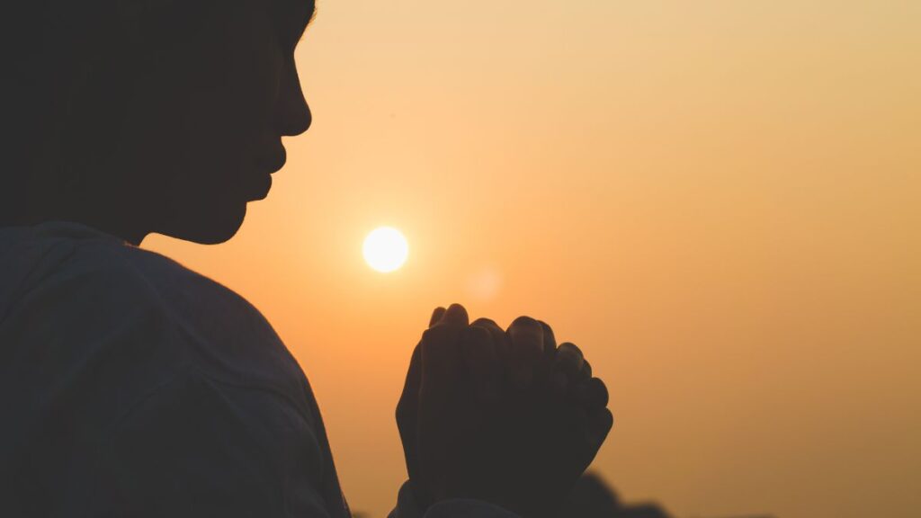 Esboço de pregação João 14 Não se turbe o vosso coração com pessoa orando ao pôr do sol
