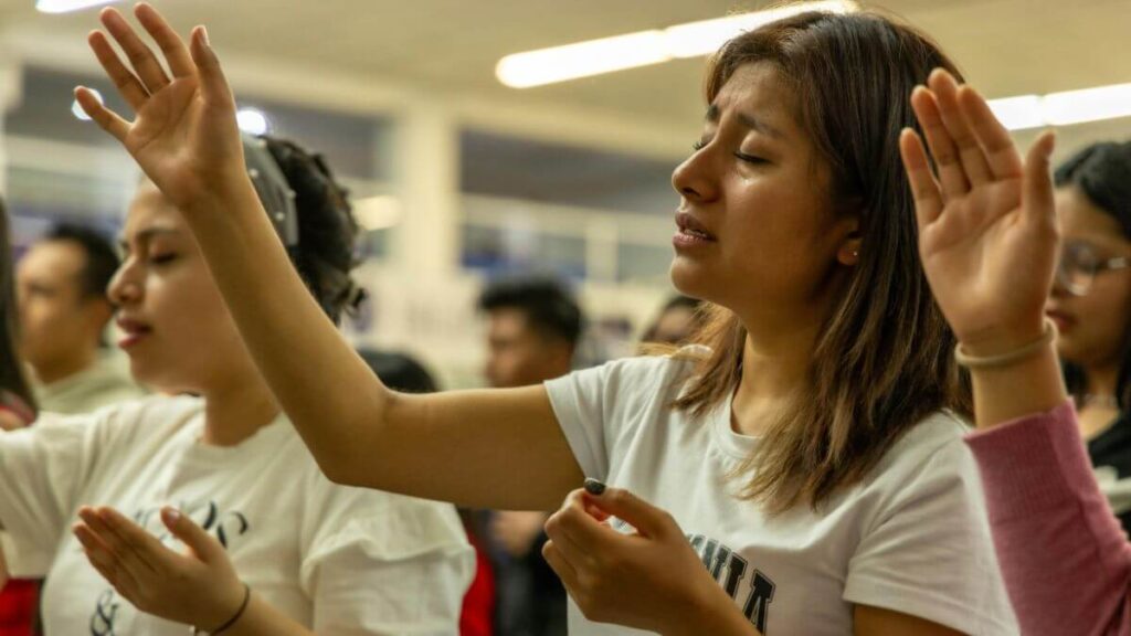 Culto das irmãs com mulheres adorando a Deus em oração