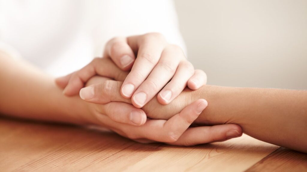 Esboço de pregação sobre o poder do perdão com mãos segurando outra mão representando restauração, amor e reconciliação cristã