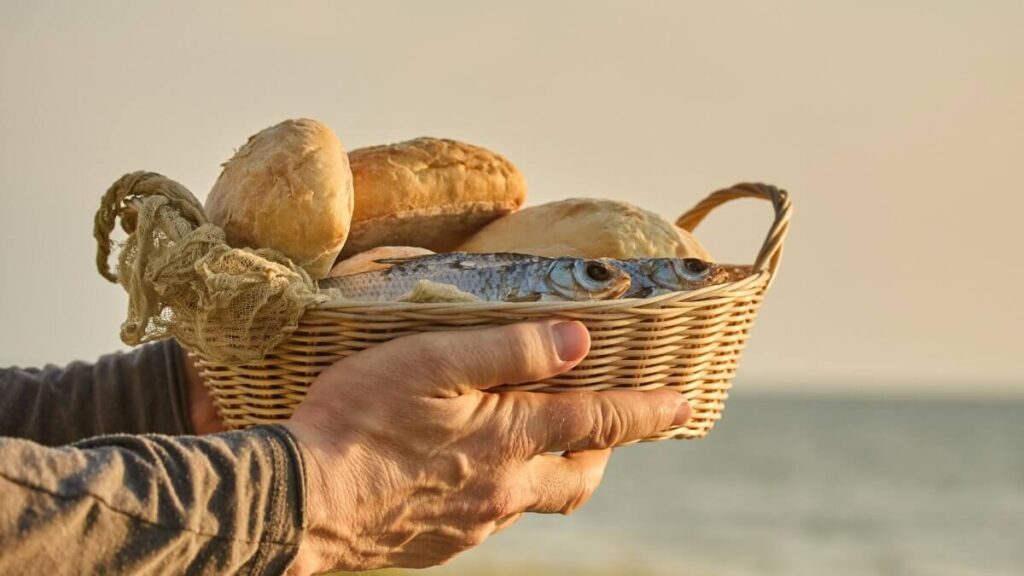 sexto de pães e peixe para esboço de pregação