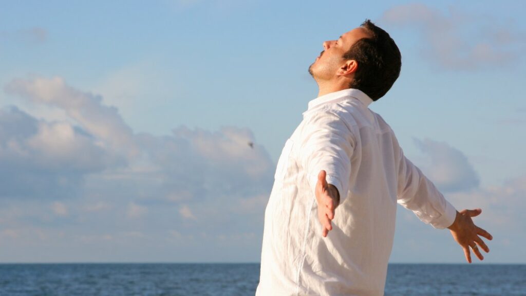 Homem com braços abertos simbolizando liberdade em Cristo João 8