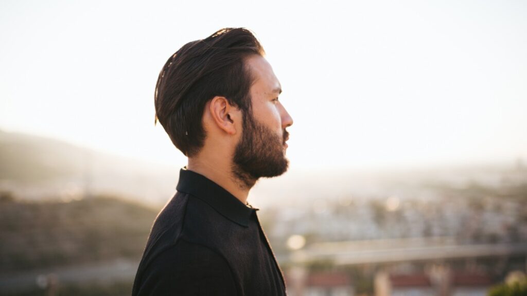 Homem olhando para o horizonte simbolizando visão espiritual em esboço de pregação 2 Reis 6:8-23