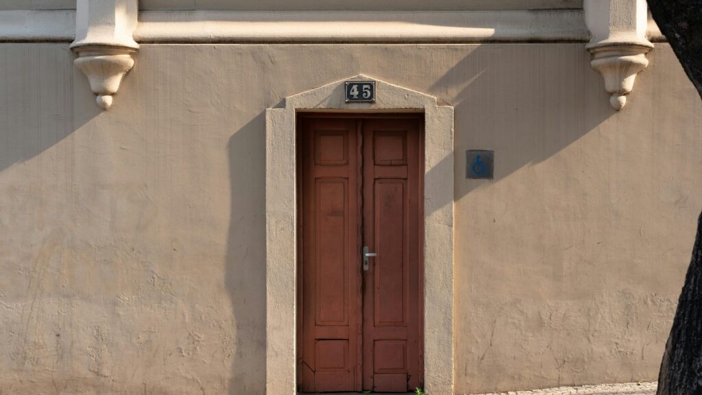 Esboço de Pregação Entrai Pela Porta Estreita