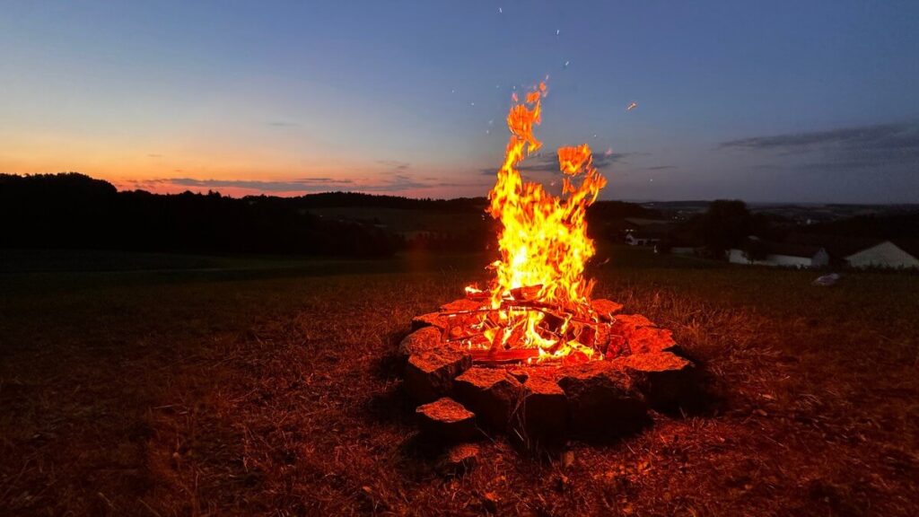 Altar com fogo aceso ao entardecer simbolizando poder de Deus em esboço de pregação 1 Reis 18