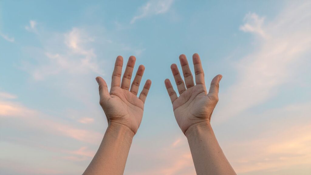 Mãos levantadas ao céu representando a esperança na volta de Jesus