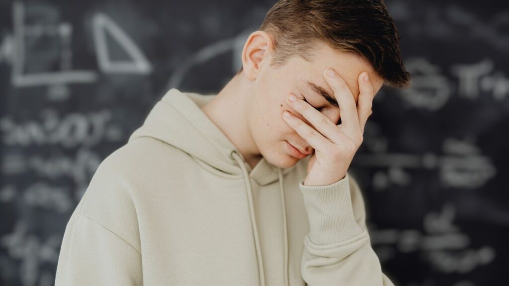 Jovem pensativo representando os erros do jovem rico em Marcos 10