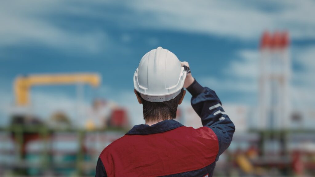 Homem trabalhando com capacete representando esforço e oposição Neemias 4