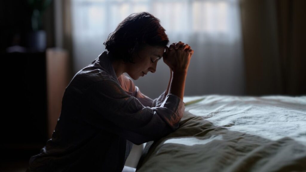 Homem lendo a Bíblia em momento de reflexão espiritual sobre a vida