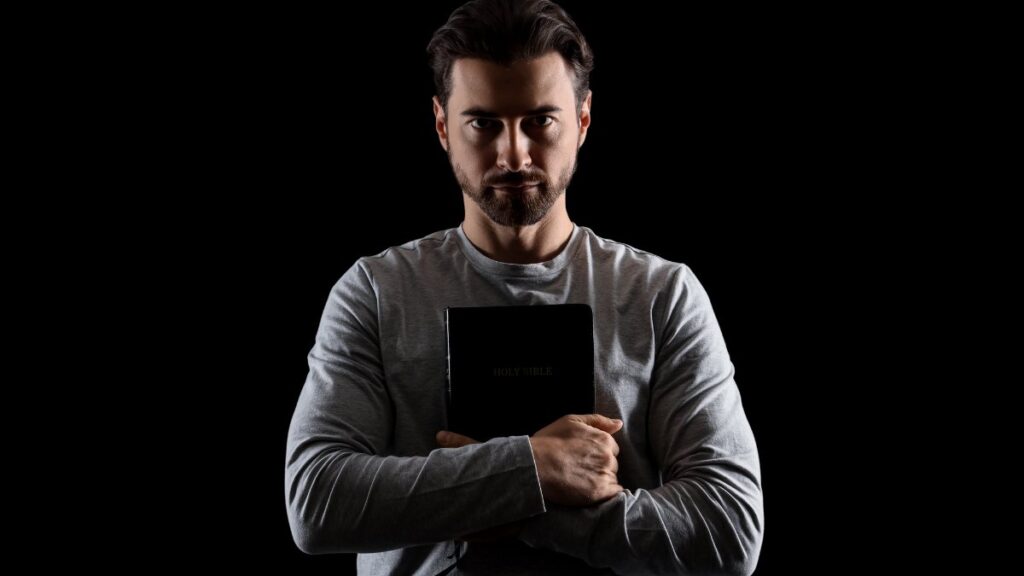 Homem segurando a bíblia Lições de 1 Coríntios 16-13