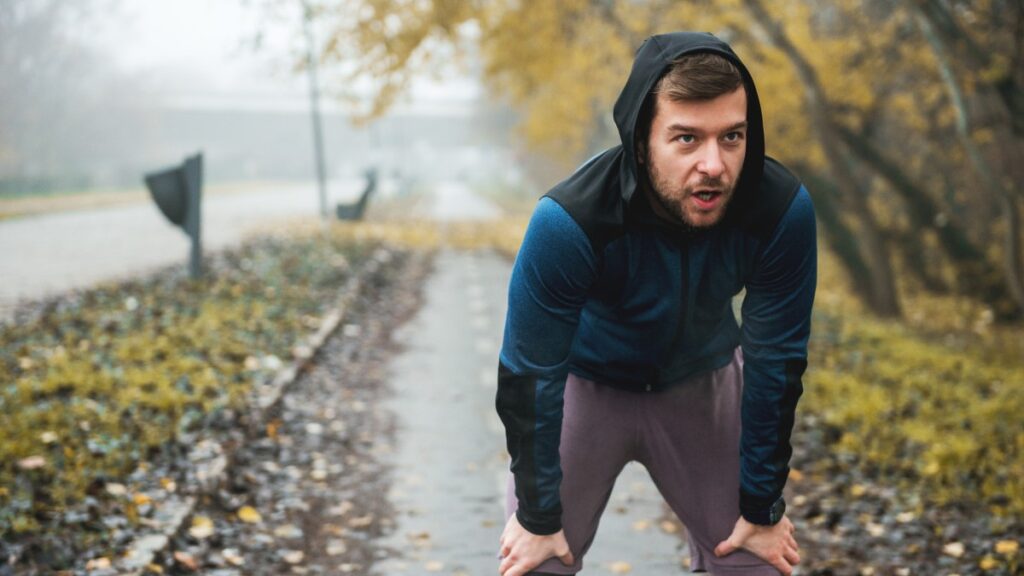 Homem cansado apoiado nas pernas simbolizando perseverança em esboço de pregação 1 Samuel 30