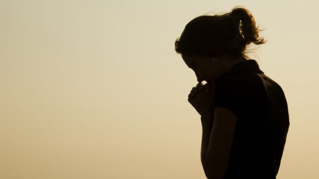 Mulher orando pregação Isaías 32-9-20 sobre o despertar espiritual