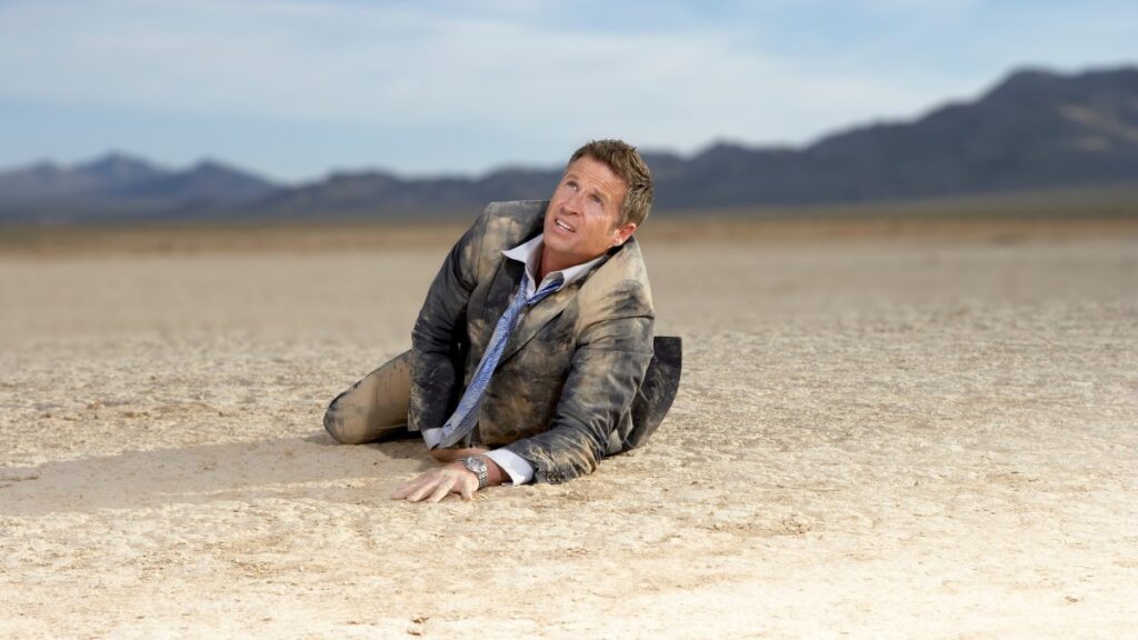 Homem caído no deserto simbolizando sede espiritual em esboço de pregação Isaías 44:3