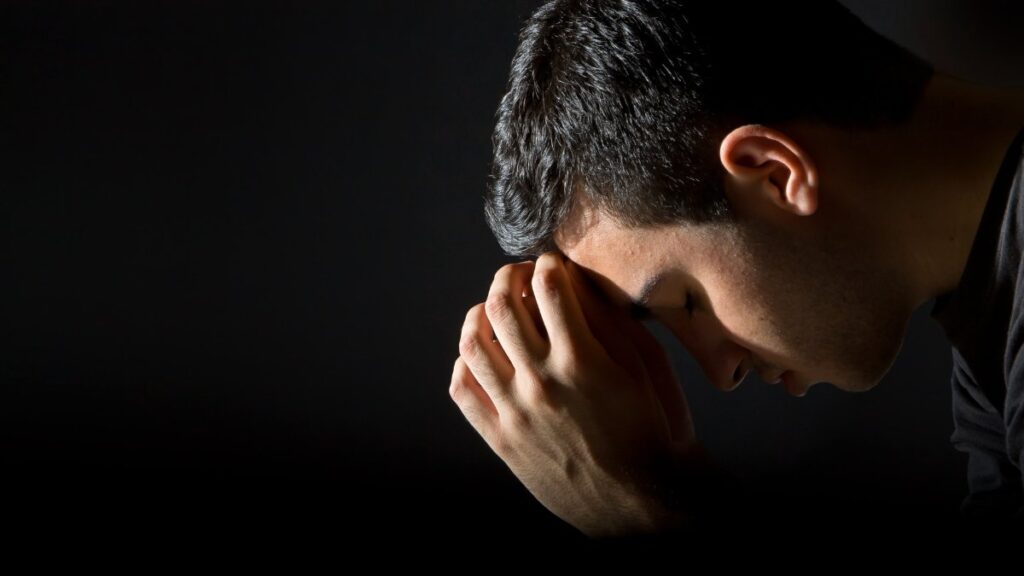 Homem orando com cabeça inclinada simbolizando súplica em esboço de pregação 2 Reis 20