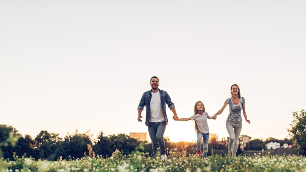 Família de mãos dadas ao pôr do sol simbolizando cuidado de Deus em esboço de pregação família provisão de Deus