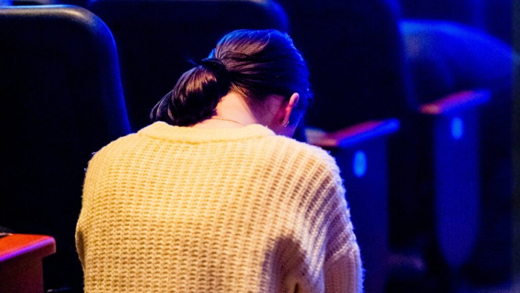 Pessoa ajoelhada orando na igreja simbolizando fé em esboço de pregação Marcos 9:23