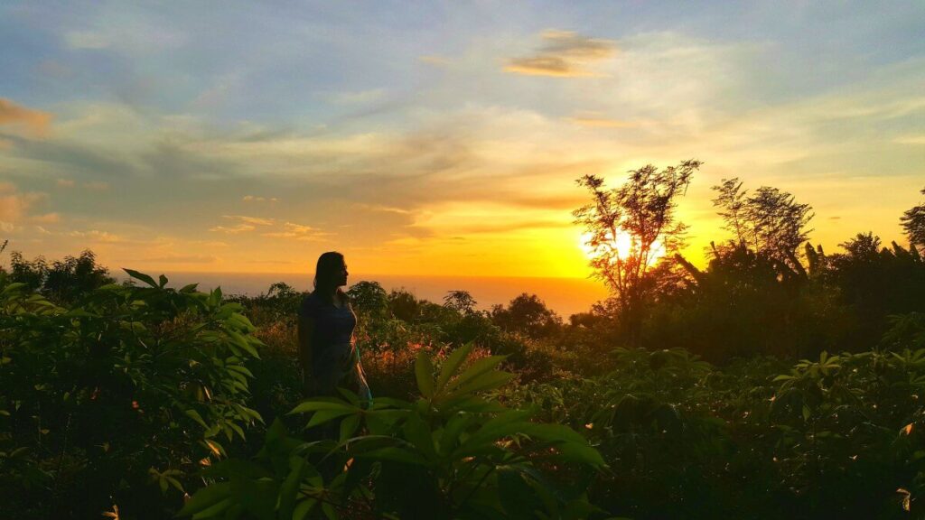 Pessoa contemplando o pôr do sol representando esboço de pregação Gênesis 3 Deus da missão