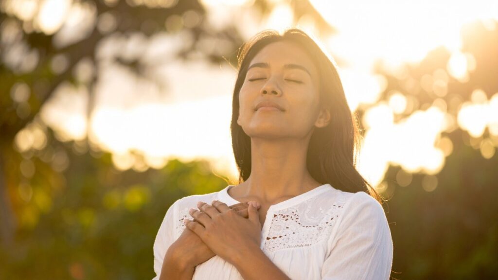 mulher representando a viuva da botija de aziete para Esboço de pregação 2 Reis 4:1-7